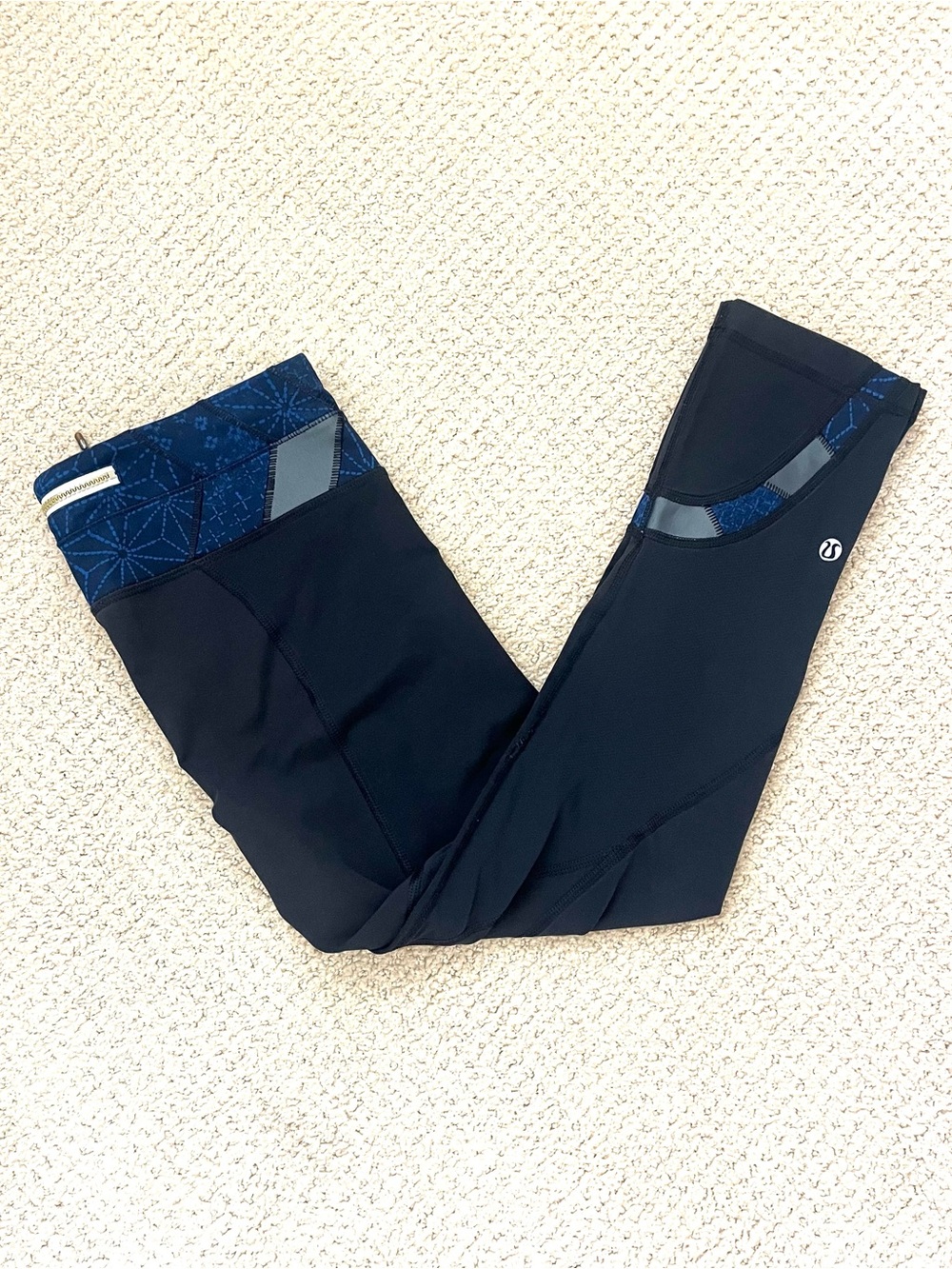 Lululemon Run Inspire II Crop in Black and Blue Sashiko Pattern Sz 4